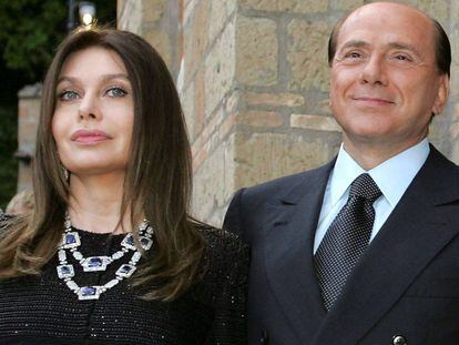 Silvio Berlusconi, con su exesposa Veronica Lario en 2004.