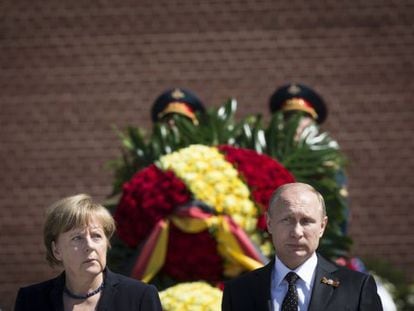 Merkel y Putin, en la tumba del soldado desconocido en Mosc&uacute;.