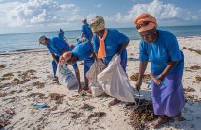 Mujeres de Watamu recogiendo basura en la playa, imagen del documental 'El plástico es para siempre', dentro del proyecto Giving Nature a Voice, de The Aga Khan University Graduate School of Media and Communications