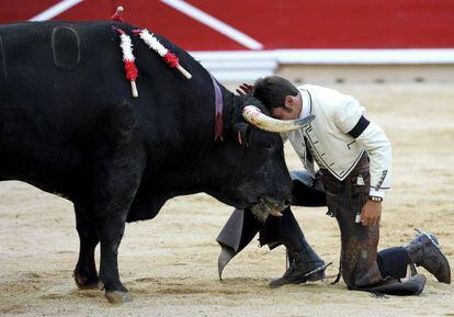 El rejoneador Roberto Armend&aacute;riz durante la lidia a su segundo toro de la tarde, al que ha cortado dos orejas, en la corrida de rejones que ha tenido lugar hoy en la plaza de toros de Pamplona, correspondiente a la segunda de abono de las fiestas de San Ferm&iacute;n.