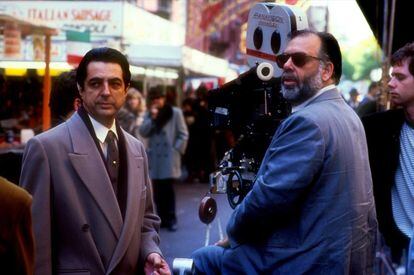 Joe Mantegna (que da vida a Joey Zasa) y Francis Ford Coppola, en el rodaje de 'El padrino III'.