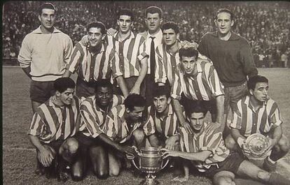 Imagen del documental de Canal + titulado " Un siglo rojiblanco". Arriba (i- d): Pazos, Callejo, Ramiro, el entrenador Villalonga, Polo, Peiró, Madinabeitia; abajo: Enrique Collar, Jones, Verde, Adelardo, Rivilla y Chuzo tras ganar la Copa del Generalísimo.