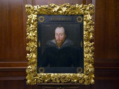 Retrato del artista Robert Peake que supuestamente representa a William Shakespeare, expuesto en el hotel Grosvenor House de Londres.