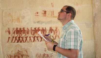 Nacho Ares copiando una inscripción en una tumba de Saqqara