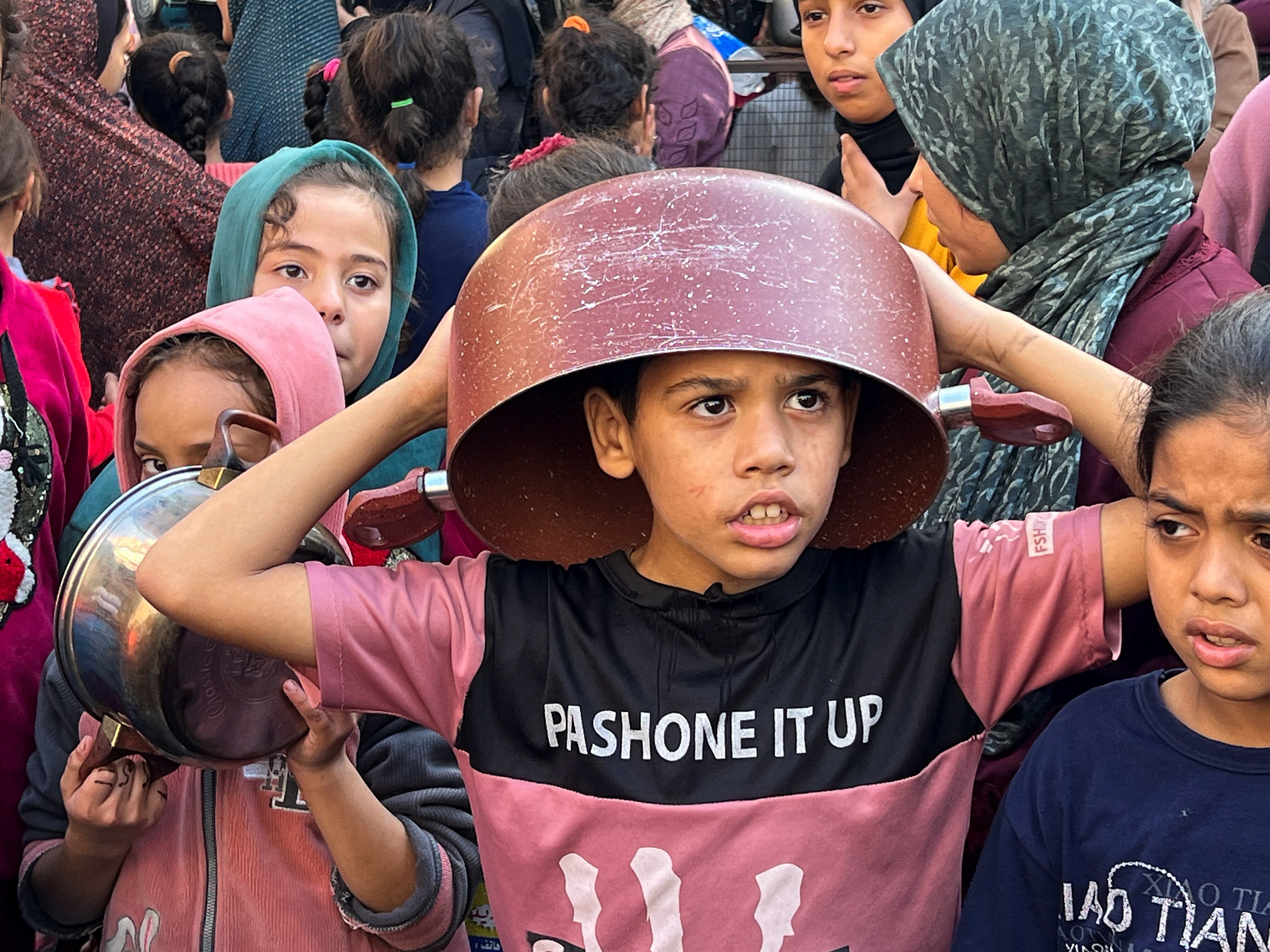 Niños palestinos esperan un reparto de comida en Rafah, este sábado.