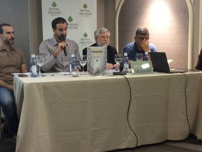 Gaizka Fernández Soldevilla, Raúl López Romo, Florencio Domínguez y Teo Uriarte (de iquierda a derecha), en la presentación del libro 'Memorias del terrorismo en España'.