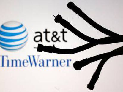 Cables coaxiales ante los logos de AT&T y Time Warner.