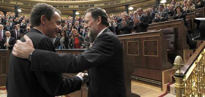 José Luis Rodríguez Zapatero y Mariano Rajoy, en la investidura como presidente de este último en 2011.