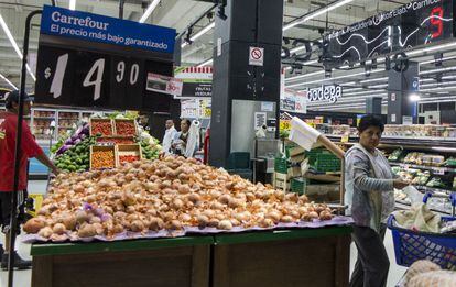 Las cebollas cuestan el doble en el supermercado que en el mercado central.