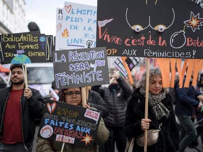 Un grupo de mujeres portan pancartas durante una manifestación en París por el Día de la Mujer, este viernes.