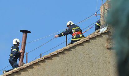 Bomberos del Vaticano colocan la chimenea de la saldrá la fumata durante el cónclave.