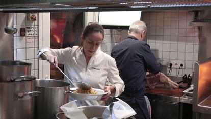 Carmen Carro prepara el cocido y Santiago Pedraza se encarga de las carnes.