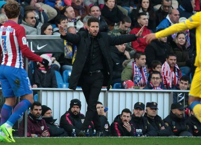 El entrenador del Atlético de Madrid, Diego Simeone, da instrucciones a sus jugadores.
