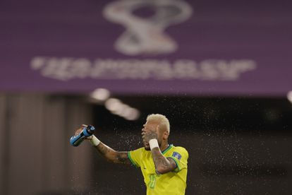 Neymar de Brasil se refresca hoy, en un partido de los octavos de final del Mundial de Fútbol Qatar 2022 entre Brasil y Corea del Sur en el estadio 974 en Doha (Catar). 