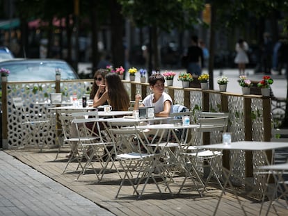 Varios clientes en la terraza de un bar de Barcelona.
