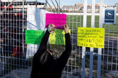 Una mujer colocaba pancartas en el exterior de la Ciudad Deportiva Rayo Vallecano contra Carlos Santiso, este miércoles. 