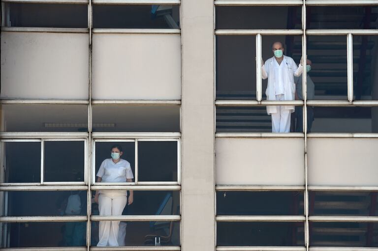 Médicos miran a través de las ventanas del Hospital Universitario de A Coruña.