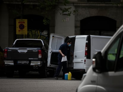 Furgonetas mal aparcadas, realizando carga y descarga, en Diputació con Rambla Cataluña.