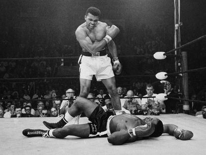 Sonny Liston, tendido en el suelo y Muhammad Ali, de pie, grit&aacute;ndole para continuar con la pelea, el 25 de mayo de 1965.