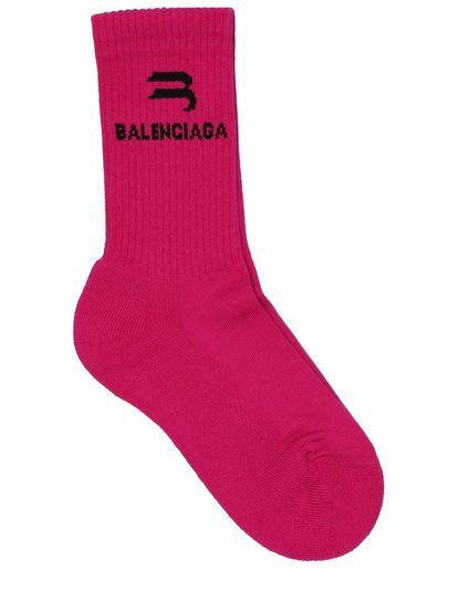 Balenciaga también cuenta con prendas del color de moda. Como estos calcetines deportivos que contienen un 80% de algodón cultivado sin fertilizantes químicos. Precio: 95 euros.