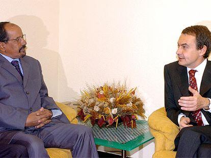 El presidente José Luis Rodríguez Zapatero, durante la entrevista mantenida en la sede del PSOE con el líder saharaui, Mohamed Abdelaziz.