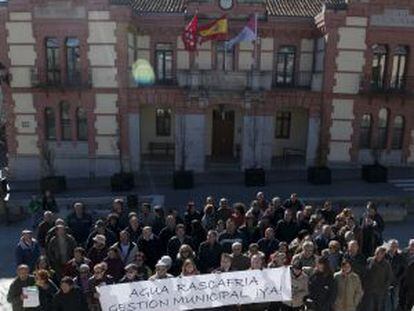 Vecinos de Rascafría protestan frente al Ayuntamiento por la gestión del agua.