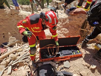 Efectivos de la Unidad Militar de Emergencias (UME) del Ejército español trabajan en las tareas de búsqueda y rescate, este lunes en Anougal (Marruecos).