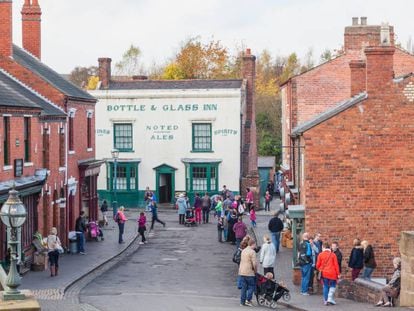 Visitantes en el Black Country Living Museum, una recreación del Birmingham de finales del siglo XIX y principios XX que ha sido el plató de rodaje principal de la serie 'Peaky Blinders'.