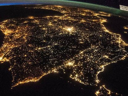 España vista desde la Estación Espacial Internacional. En vídeo, Cities at Night, un mapamundi nocturno 'online' para combatir la contaminación lumínica.