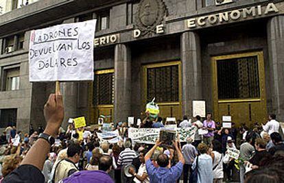 Cientos de ahorradores se manifiestan ante el Ministerio de Economía en Buenos Aires.