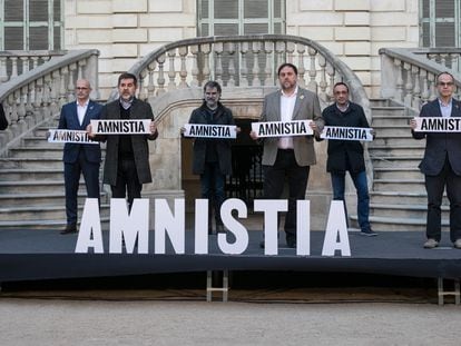 Acto en favor de la amnistía en el que participaron el pasado febrero. De izquierda a derecha, Carme Forcadell, Quim Forn, Raül Romeva; Jordi Sánchez; Jordi Cuixart; Oriol Junqueras; Josep Rull; Jordi Turull y Dolors Bassa. / MASSIMILIANO MINCORI