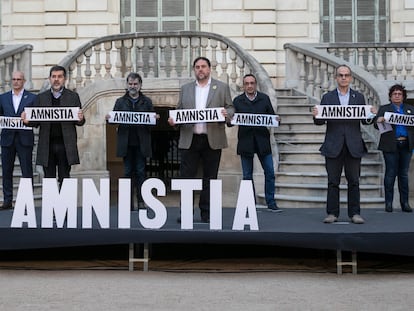 Acto en favor de la amnistía en el que participaron el pasado febrero. De izquierda a derecha, Carme Forcadell, Quim Forn, Raül Romeva; Jordi Sánchez; Jordi Cuixart; Oriol Junqueras; Josep Rull; Jordi Turull y Dolors Bassa. / MASSIMILIANO MINCORI