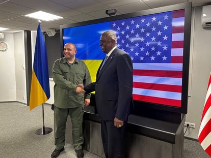 El secretrario de Defensa de EE UU, Lloyd Austin (a la derecha) saluda al ministro ucranio de Defensa, Rustem Umerov, este lunes en Kiev.