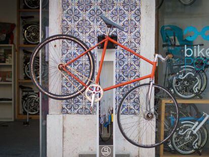 El proyecto Bike Pop del hotel Largo Residências ofrece asistencia gratuita a ciclistas en el barrio de Intendente.