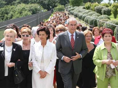 Touriño junto a su esposa (de blanco) y la presidenta del Parlamento encabeza la <i>marcha</i> de las mujeres.