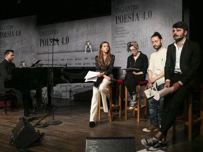 Desde la izquierda, el pianista César Ausejo y los poetas Loreto Sesma, Ana Elena Pena, David Galán y Miguel Gane, el jueves pasado en una actuación en el Teatro Real. En vídeo, entrevista a la poeta Elvira Sastre (5-04-2019).