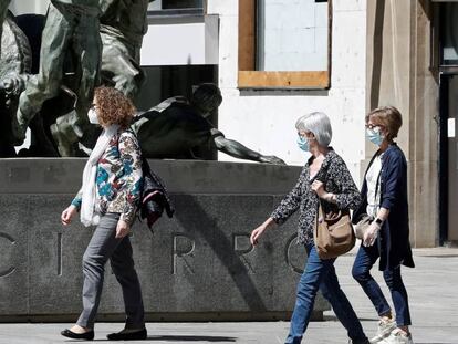 Tres mujeres con mascarilla pasean por la avenida Carlos III en Pamplona.