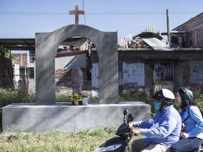 Un cenotafio en el lugar donde asesinaron a seis policías en Salamanca, Guanajuato.