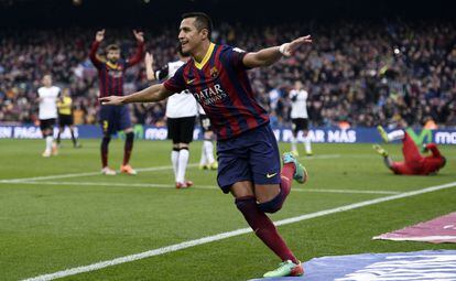 Alexis celebra el primer gol del Barça.