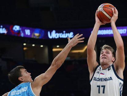 Luka Doncic, ante el ucranio Maksym Pustozvonov en el partido de octavos del Eurobasket.