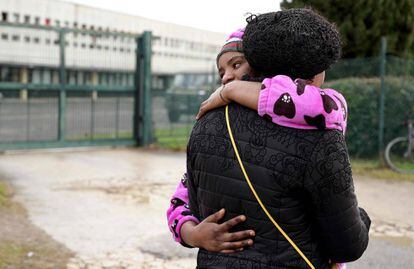 Dos inmigrantes del centro de Castelnuovo se despiden al ser desalojadas.
