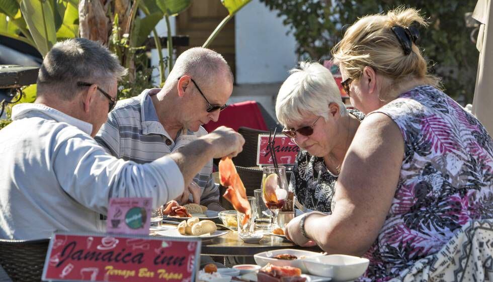 Dos matrimonios de británicos en una terraza de Dénia.