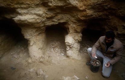 <a href="https://elpais.com/elpais/2018/02/05/album/1517843285_395955.html"><b>FOTOGALERÍA:</b></a> Al Kafarna, en las tumbas halladas bajo su casa en Gaza.