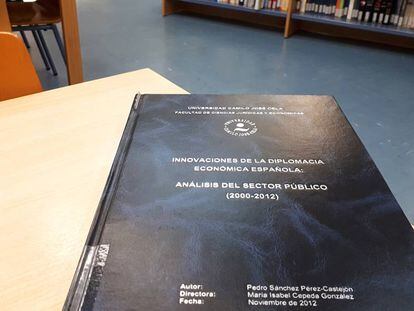 Còpia en paper de la tesi doctoral de Pedro Sánchez a la biblioteca de la Universitat Camilo José Cela.