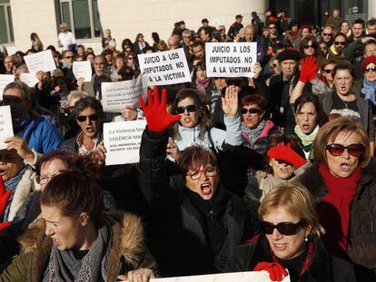 Protesta en la puerta de la Audiencia de Navarra, donde se celebra el juicio a los cinco miembros de La Manada.