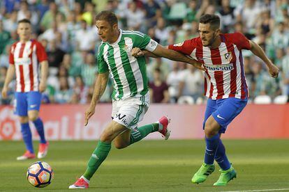 El jugador del Real Betis, Joaquín (i) se va en velocidad del jugador del Atlético de Madrid, Koke (d).