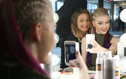 Una estilista de L&rsquo;Or&eacute;al se hace un &lsquo;selfie&rsquo; con una modelo en la pasada Semana de la Moda de Los &Aacute;ngeles, en marzo.