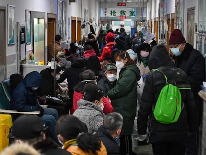 Gente con mascarilla en un hospital de Wuhan, en el mes de enero.