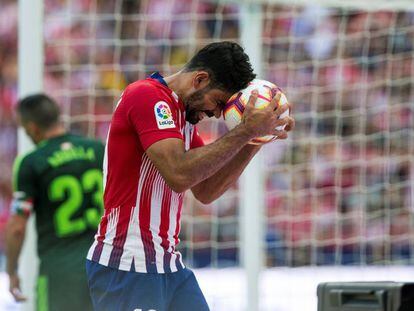 Diego Costa lamenta una ocasión fallada ante el Eibar.