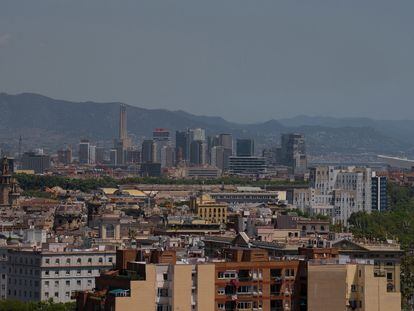 Varios edificios de viviendas vistos desde el mirador del Poble Sec en Barcelona.